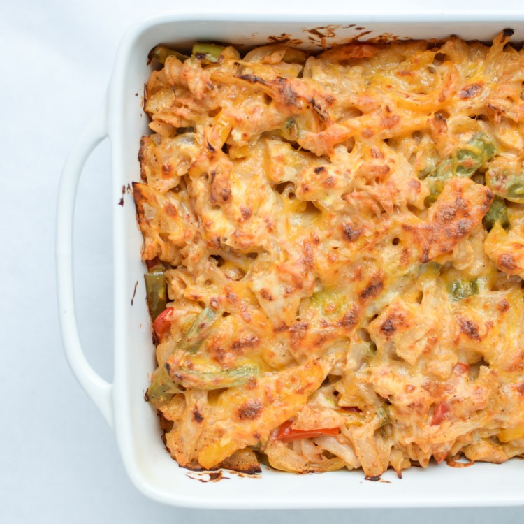 Baked Chicken Fajita Noodle Casserole - All the best chicken fajita flavors with peppers and onions, in casserole form! - ProjectMealPlan.com