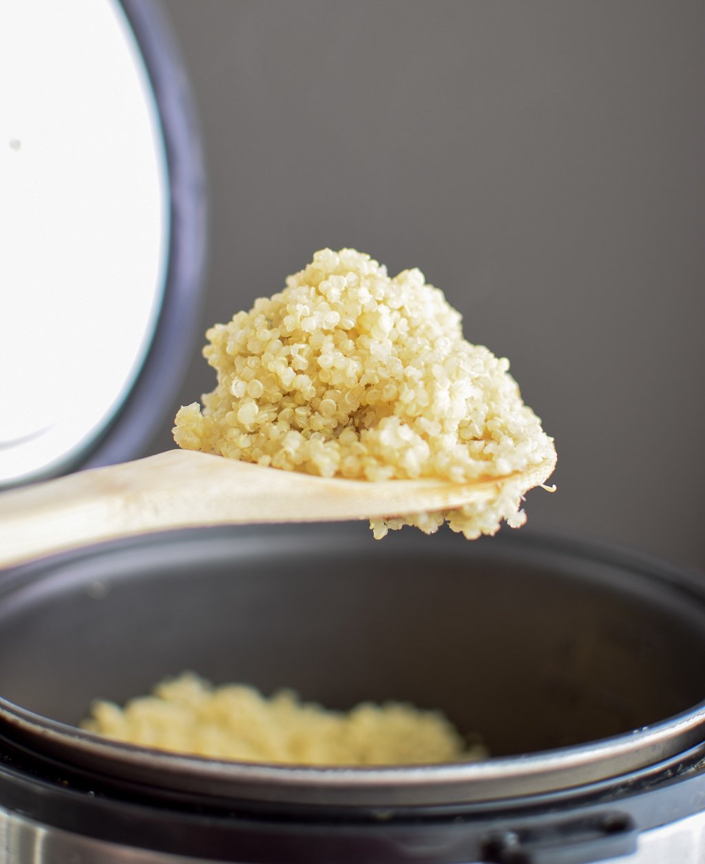 https://cdn5.projectmealplan.com/wp-content/uploads/2017/01/how-to-make-quinoa-in-the-rice-cooker-2.jpg