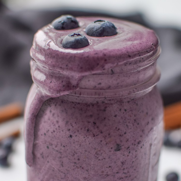 PB2 Peanut Butter Powder Blueberry Cinnamon Smoothie recipe - Creamy and delicious protein smoothie with blueberries, banana, greek yogurt, and PB2! - ProjectMealPlan.com