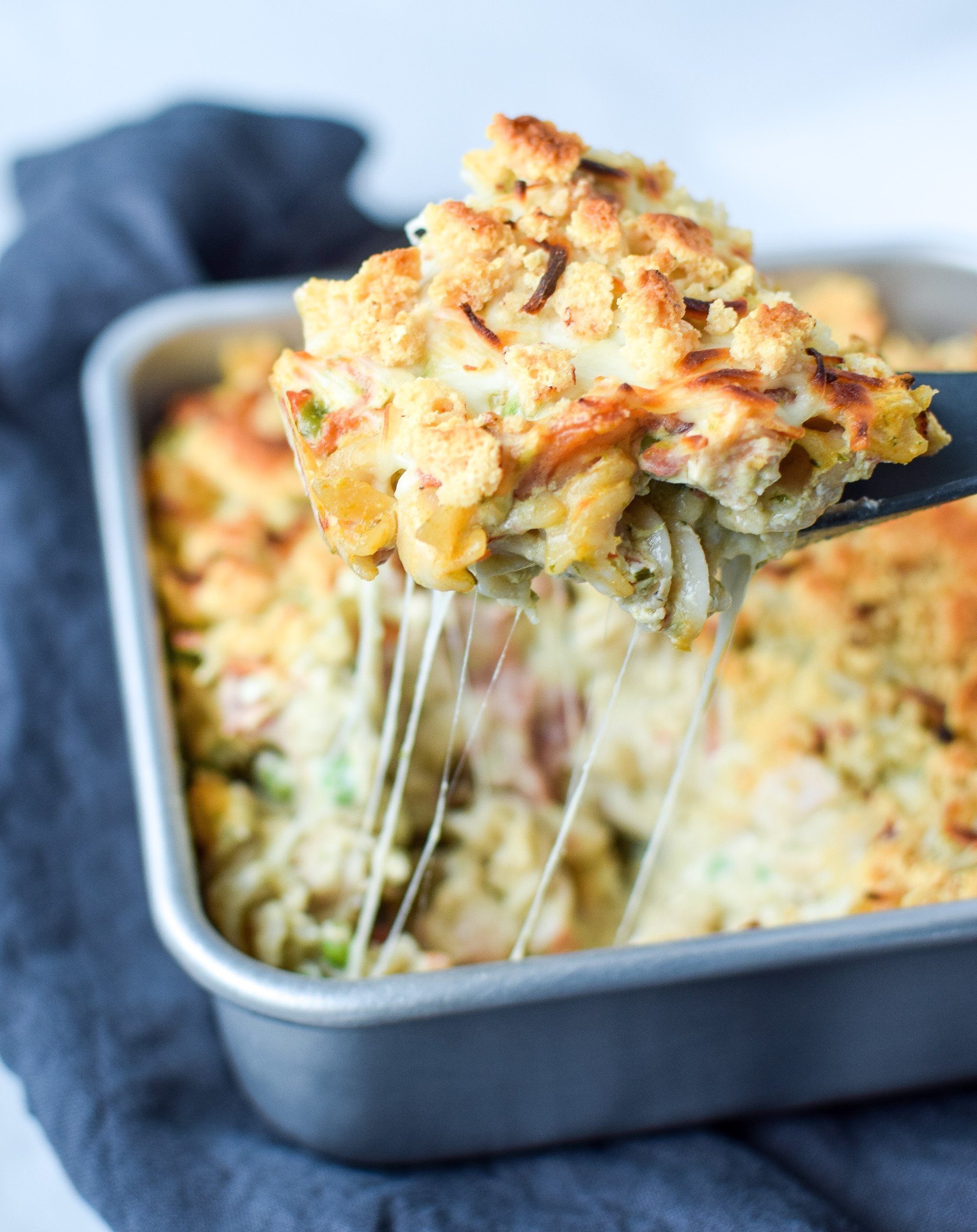 Creamy Pesto Pasta Chicken Bake with Peas - Pesto, chicken, noodles and more in this simple weeknight dinner! Perfect for leftover chicken! - ProjectMealPlan.com