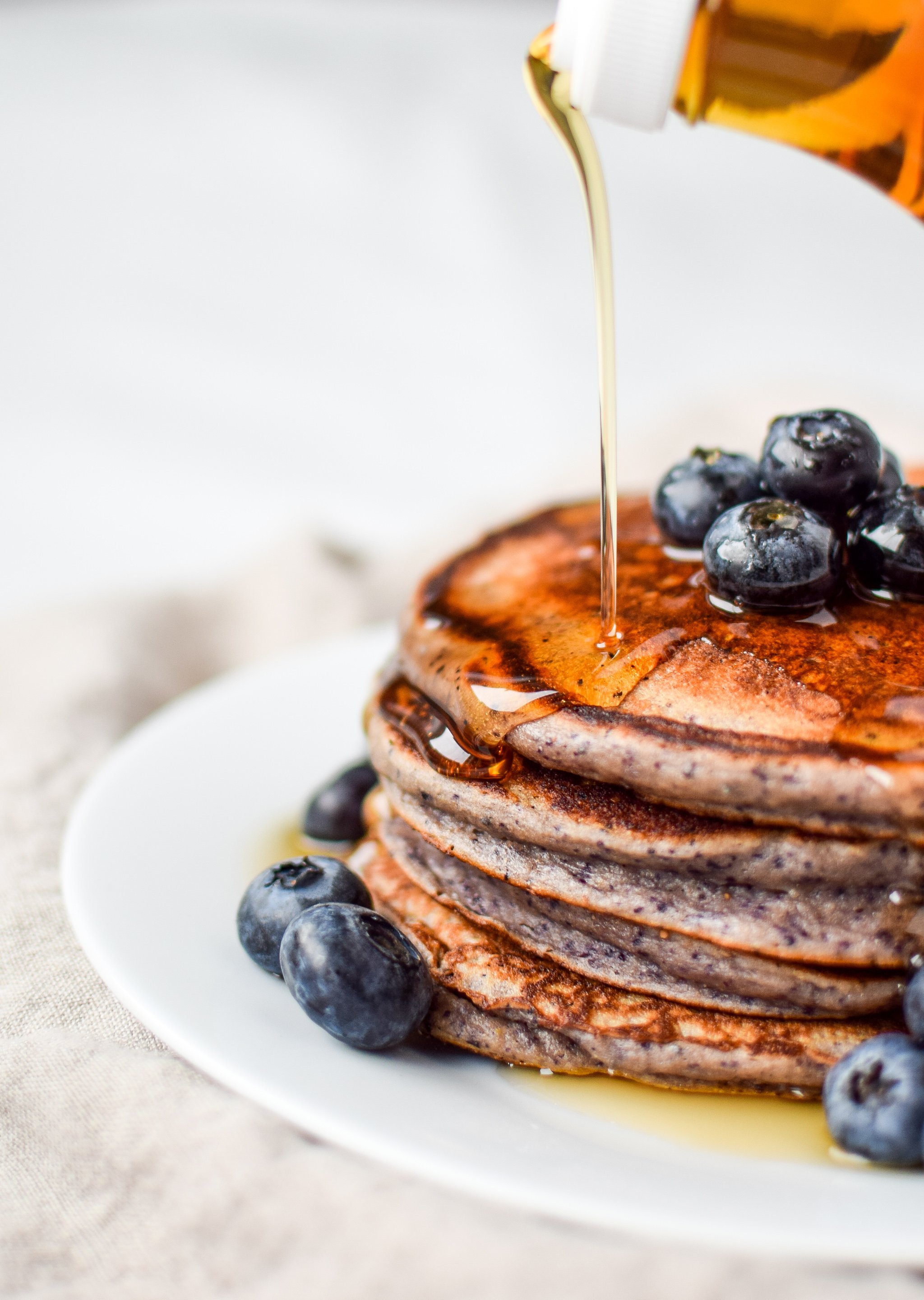 Lemon Poppy Seed Blueberry Protein Pancakes - Your favorite Lemon Blueberry muffin now in pancake form! Try meal prepping these delicious pancakes made with Kodiak Cakes! - ProjectMealPlan.com