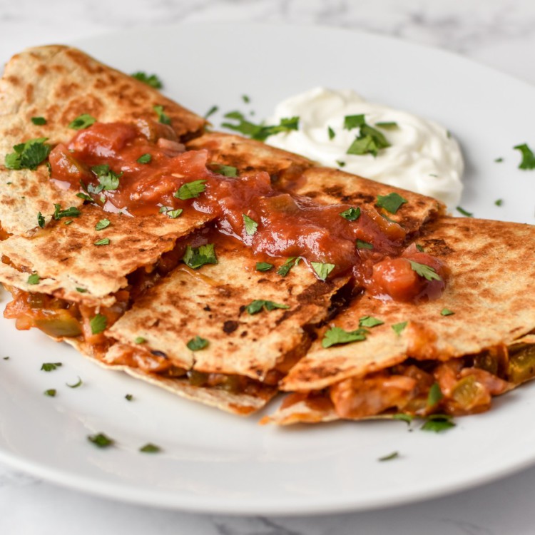 Quick BBQ Chicken Quesadillas (Make-Ahead Filling Recipe) - Delicious BBQ chicken quesadillas made in 10 minutes with pre-made filling! - ProjectMealPlan.com