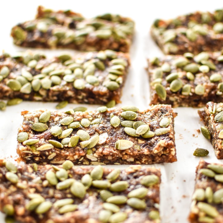 No-Bake Pumpkin Spice Date Nut Bars - Naturally sweetened with dates and full of pumpkin seeds! Homemade bars with that pumpkin spice life! - ProjectMealPlan.com