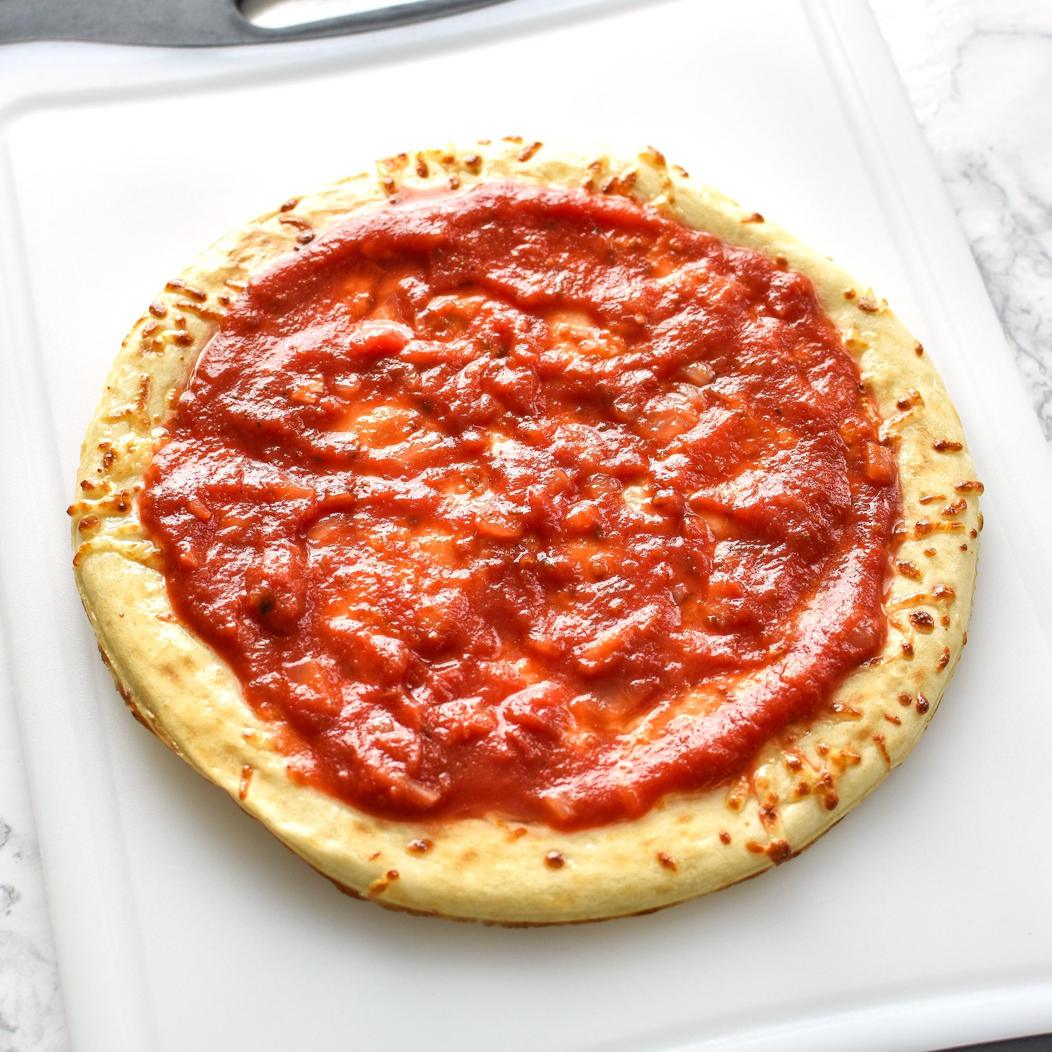 How to Make and Freeze Homemade Pizza Sauce - Big batch pizza sauce recipe to prep ahead so you can have homemade pizza sauce in 10 minutes! - ProjectMealPlan.com