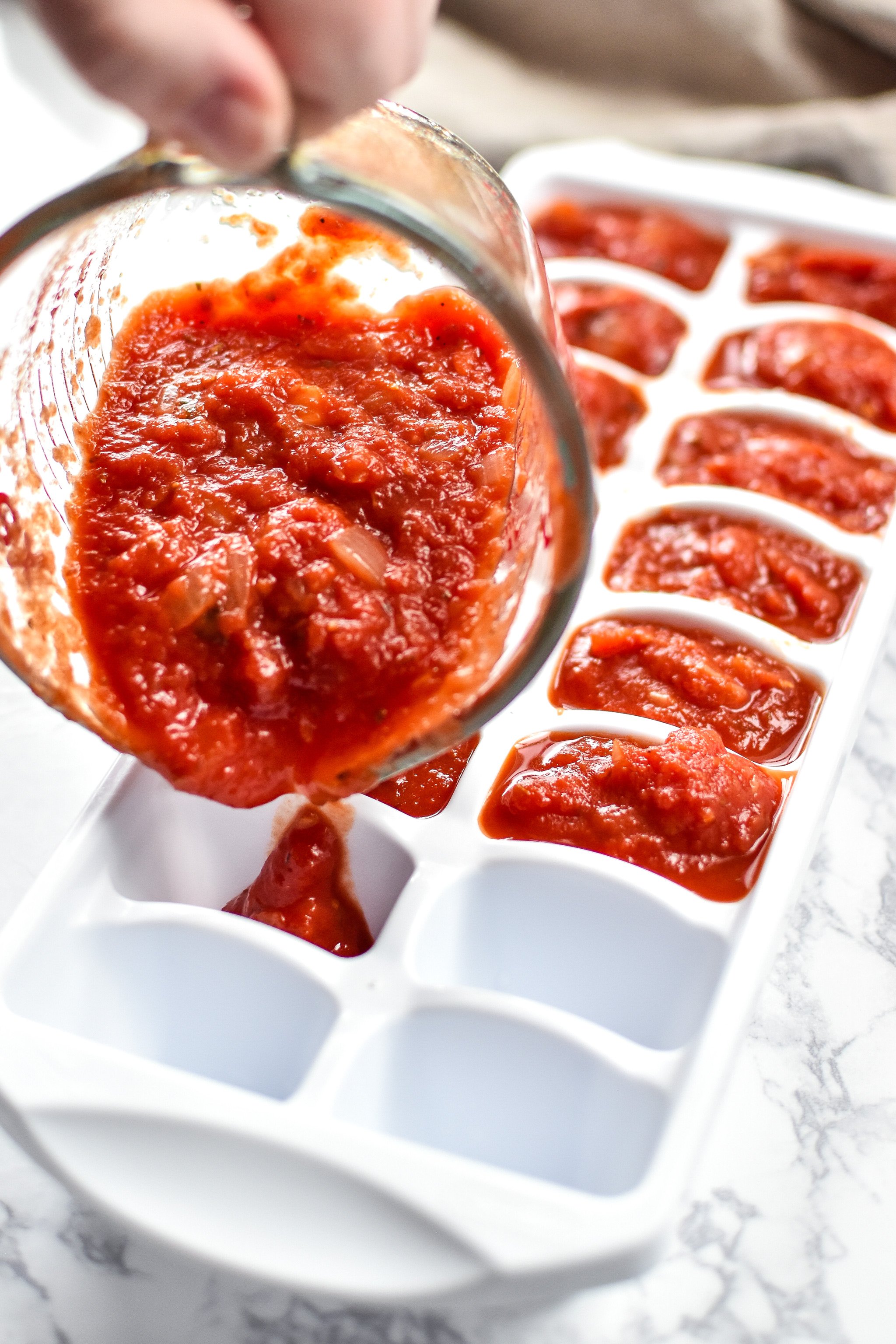 Comment faire et congeler de la sauce à pizza maison - Recette de sauce à pizza en gros lots à préparer à l'avance afin que vous puissiez avoir de la sauce à pizza maison en 10 minutes! - ProjectMealPlan.com