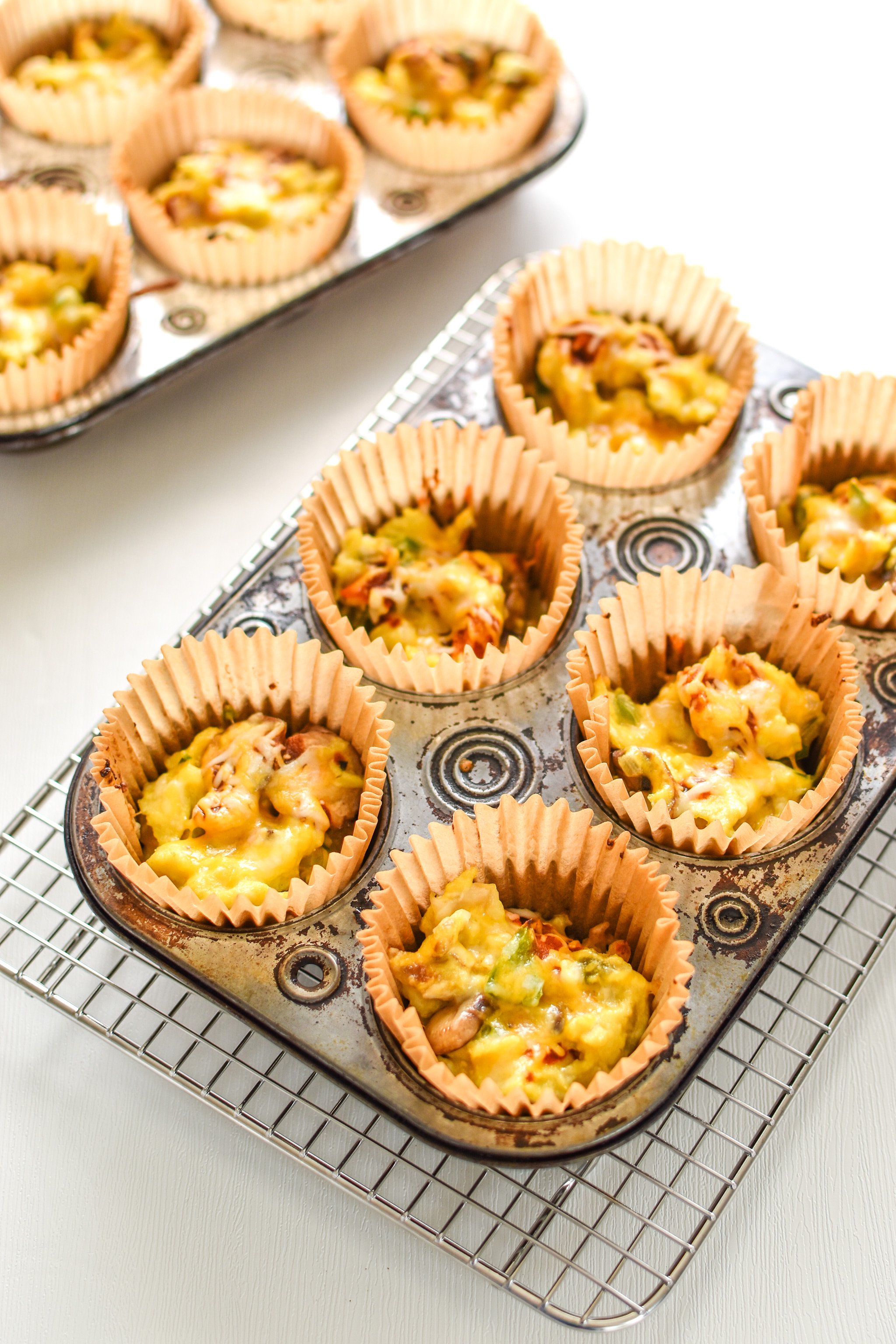 These Southwest Muffin Tin Hash Brown Egg Cups are perfect for your breakfast meal prep! Southwest hash browns with veggies, cheese, scrambled eggs, and a tiny dose of chipotle Tabasco! - ProjectMealPlan.com