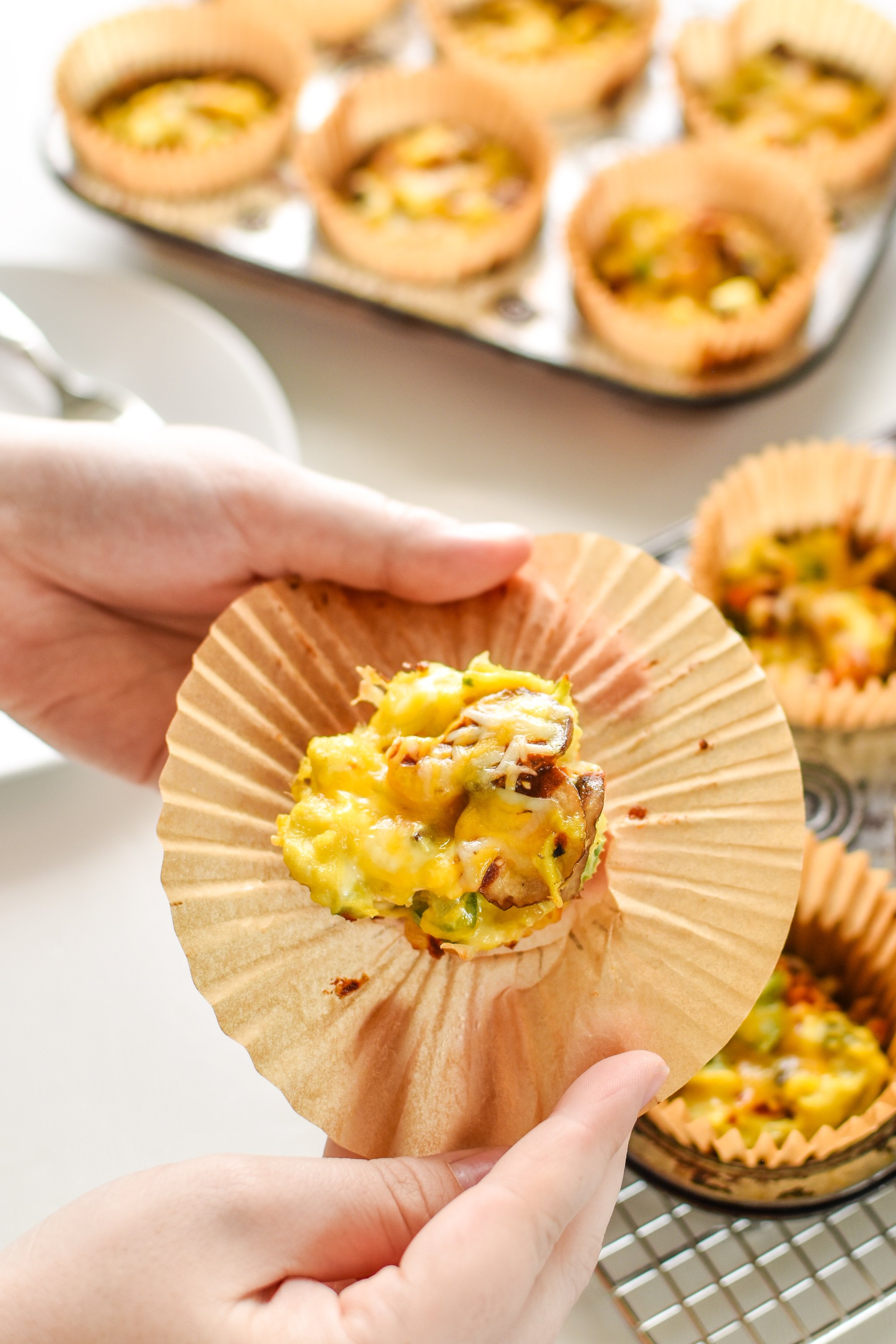 These Southwest Muffin Tin Hash Brown Egg Cups are perfect for your breakfast meal prep! Southwest hash browns with veggies, cheese, scrambled eggs, and a tiny dose of chipotle Tabasco! - ProjectMealPlan.com