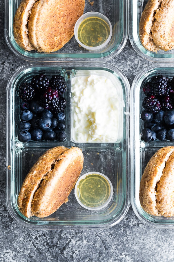 English muffin breakfast bentos with cottage cheese and blackberries are a great meal prep idea for hot weather.