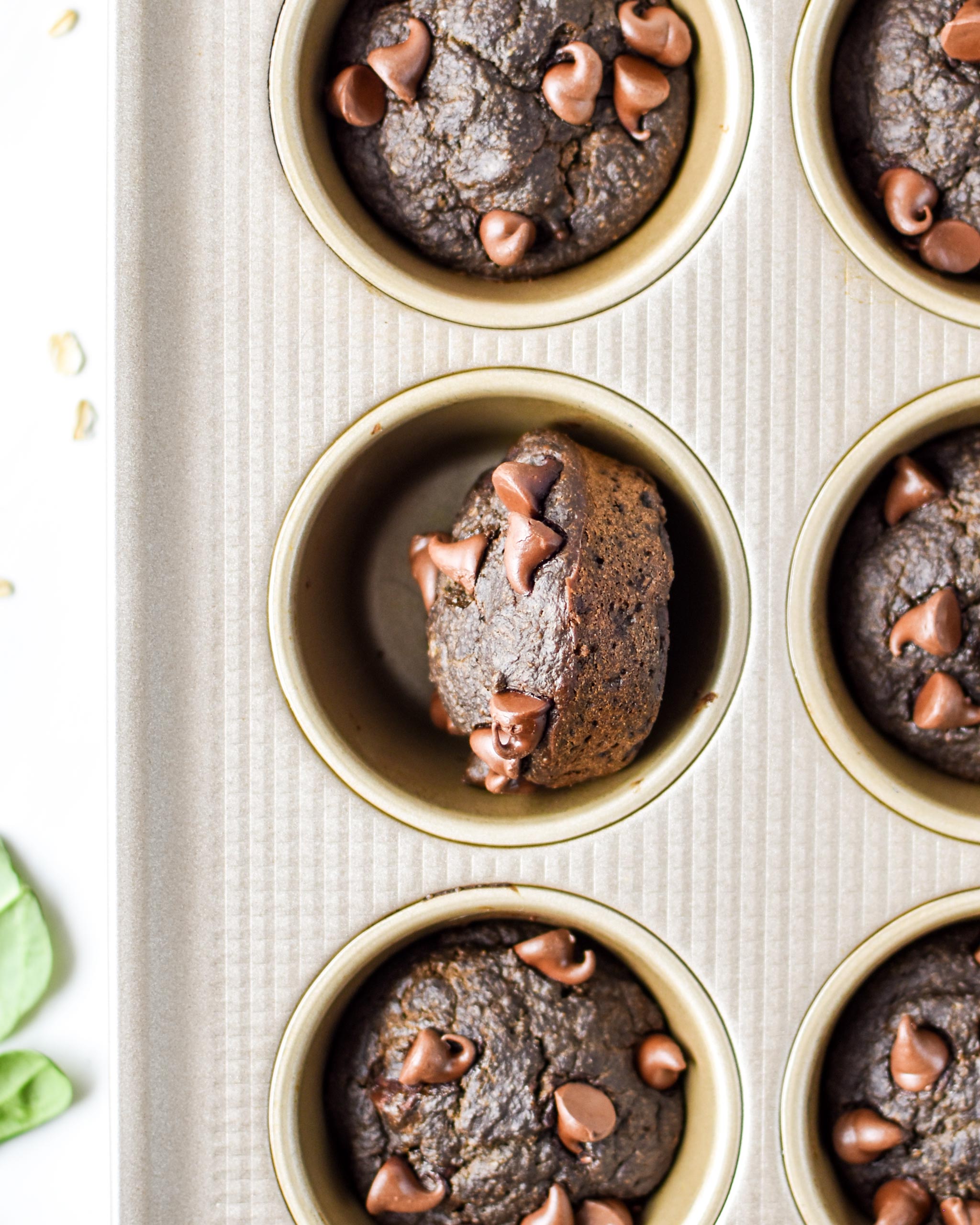 bagt chokolade spinat blender muffins fra toppen