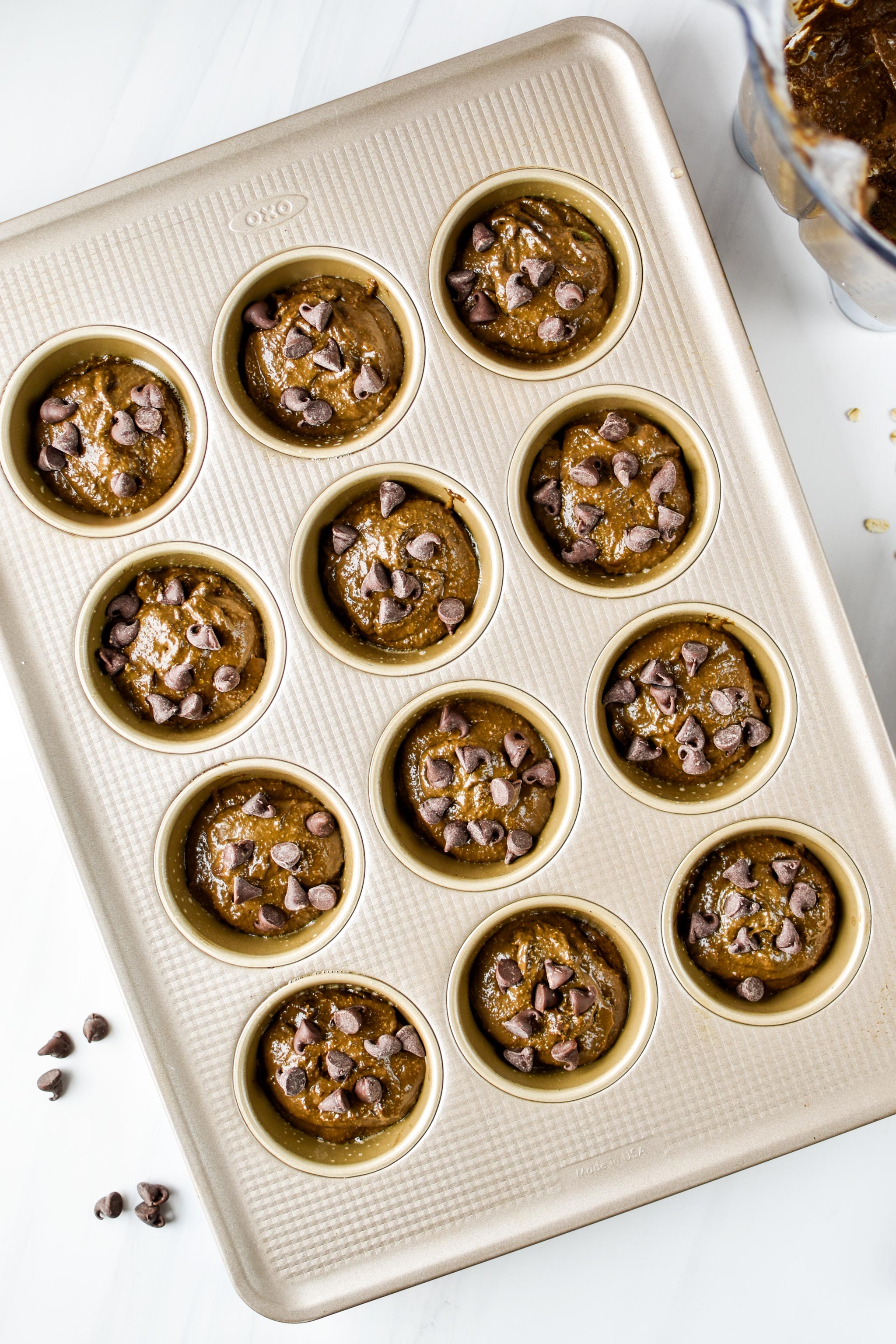 beslag in de muffinvormpjes voor chocolade spinazie blender muffins