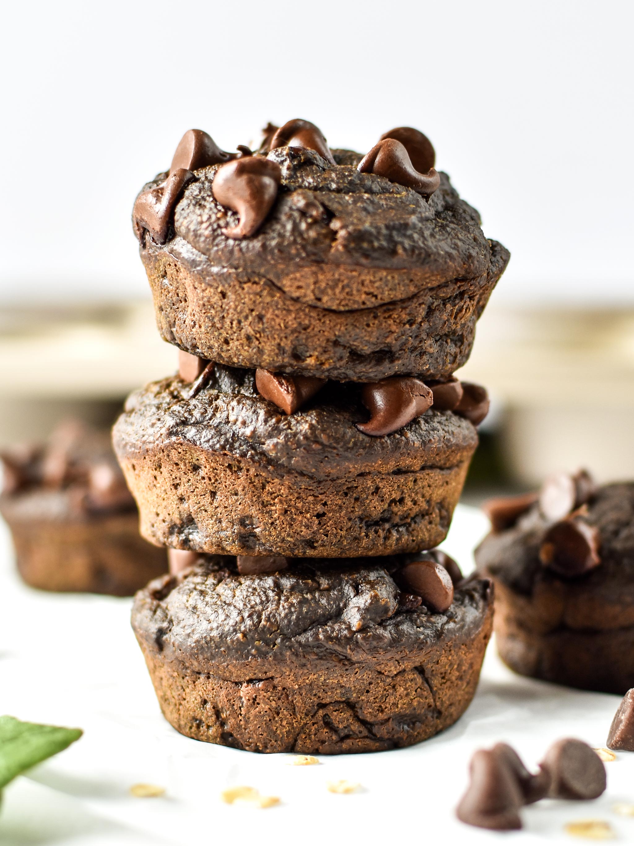 muffin al frullatore di spinaci al cioccolato impilati con gocce di cioccolato